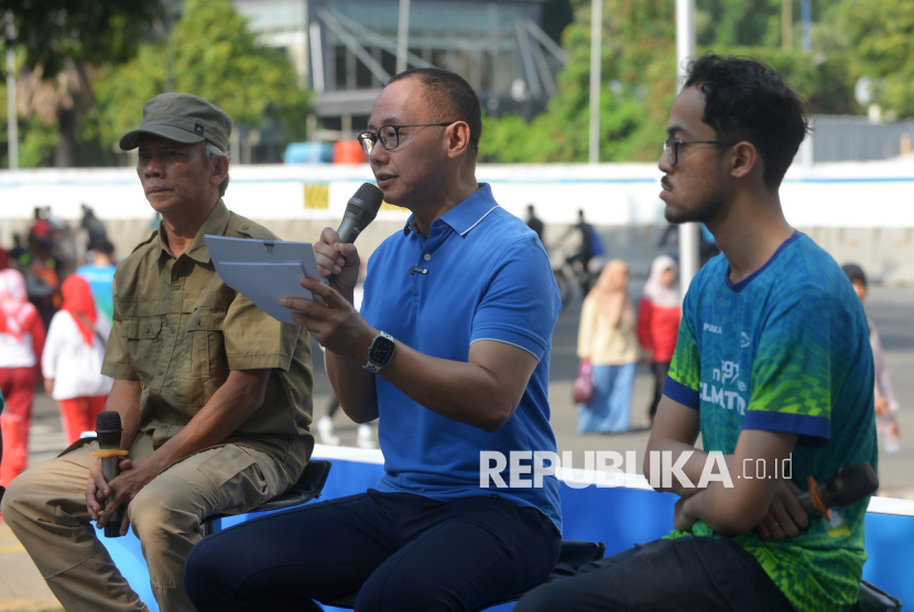 Wakil Ketua MPR Eddy Soeparno menyampaikan paparan bersama Masyarakat Peduli Ciliwung dan Lingkungan Hidup (Mat Peci) Usman Firdaus (kiri) dan Founder Indonesia Water Warriors (IWW) Neil Andika (kanan) saat menjadi narasumber dalam  ESGnow Movement: Climate Talk di kawasan Sarinah, Jakarta, Ahad (28/9/2025). ESGnow Movement: Climate Talk tersebut mengakat tema Urat Nadi Kehidupan : Sungai Untuk Lingkungan Pagan dan Energi.