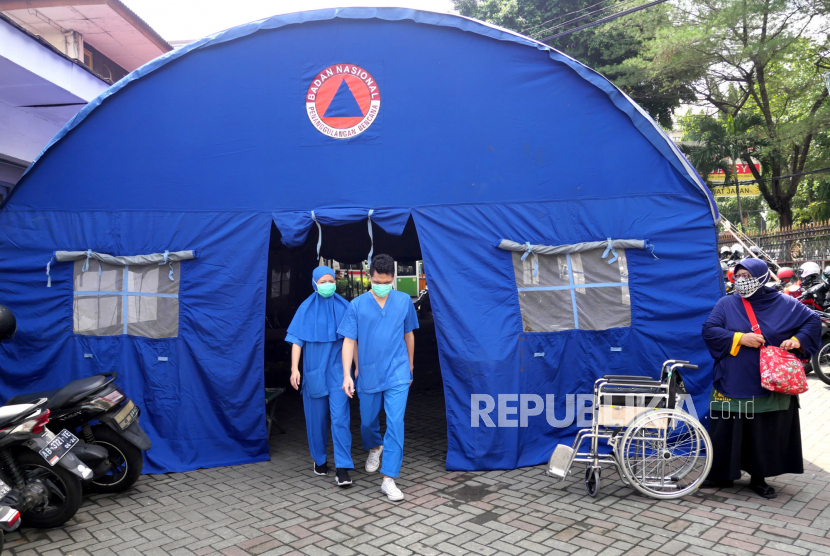 Tenaga kesehatan keluar dari tenda darurat Poli Covid-19 RSUP Dr Sardjito, Yogyakarta, Senin (28/6). Untuk antisipasi RSUP Dr Sardjito mendirikan tenda darurat di depan Poli Covid-19. Namun, pendirian tenda darurat ini masih untuk antisipasi jika bangsal untuk pasien Covid-19 penuh.