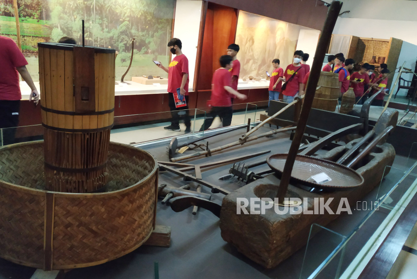 Pengunjung mengamati koleksi Museum Sri Baduga, di Kota Bandung