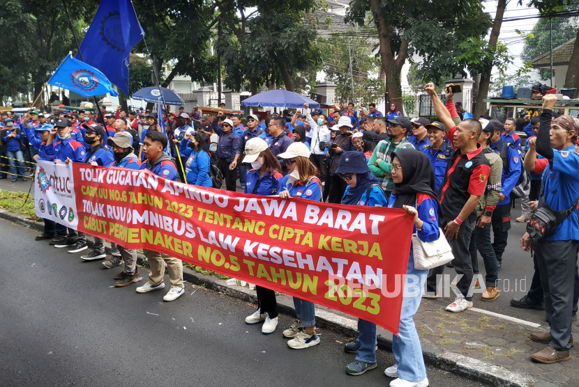 Ratusan perwakilan buruh dari SPSI (Serikat Pekerja Seluruh Indonesia) menggelar aksi terkait penetapan upah UMP dan UMK.
