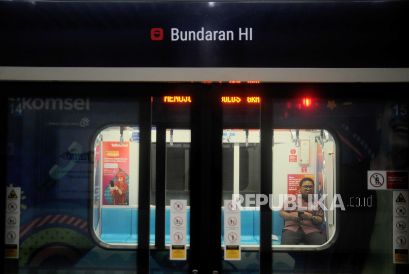 Penumpang tidak memakai masker saat menaiki MRT di Stasiun MRT Bundaran HI, Jakarta, Senin (12/6/2023). 