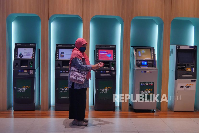 ATM. Jaringan ATM Link milik bank-bank BUMN akan mengenakan biaya untuk tiap cek saldo. 