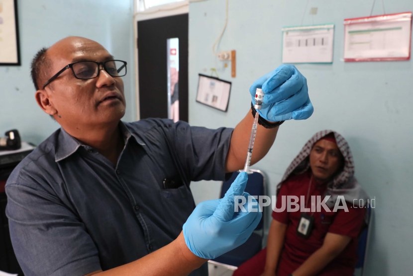 Petugas kesehatan menyiapkan vaksin meningitis untuk diberikan kepada Petugas Haji Daerah (PHD) embarkasi Sultan Iskandar Muda, Aceh, di Banda Aceh, Jumat (19/4/2024). Pemerintah menyediakan vaksin meningitis untuk seluruh calon jemaah dan petugas haji 2024 sebagai upaya pencegahan terhadap virus meningitis dan penyakit lainnya selama menjalankan ibadah di tanah suci.