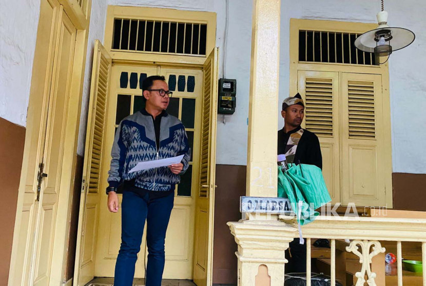 Wali Kota Bogor, Bima Arya Sugiarto, melakukan sidak ke rumah warga di Kelurahan Paledang, Kecamatan Bogor Tengah usai menerima laporan dugaan kecurangan dalam sistem zonasi Penerimaan Peserta Didik Baru (PPDB) di SMA negeri, Kamis (6/7/2023). 