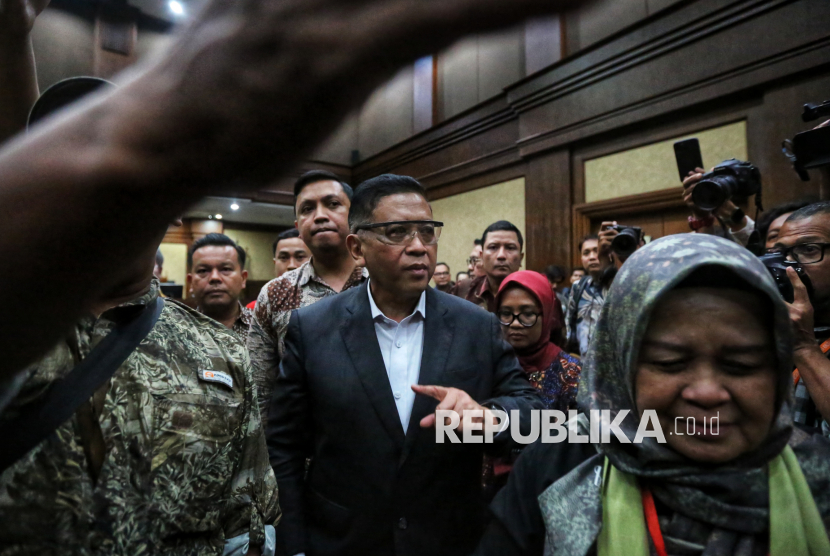Sekjen PDIP Hasto Kristiyanto usai menjalani sidang pembacaan putusan di Pengadilan Tipikor, Jakarta, Jumat (25/7/2025). Majelis hakim menjatuhkan vonis 3 tahun 6 bulan serta denda Rp250 juta subsider pidana kurungan selama 3 bulan terhadap Hasto Kristiyanto karena dinilai terbukti bersalah terkait pengurusan pergantian antarwaktu (PAW) anggota DPR periode 2019-2024 untuk Harun Masiku.
