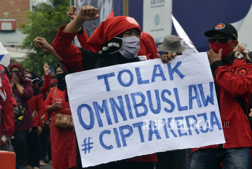 Aksi ribuan orang mahasiswa, buruh, bahkan pelajar menolak UU Cipta Kerja, menyisakan 398 ton sampah di DKI Jakarta. Foto, sejumlah buruh perempuan yang melakukan aksi demontrasi menolak UU Cipta Kerja (ilustrasi) 