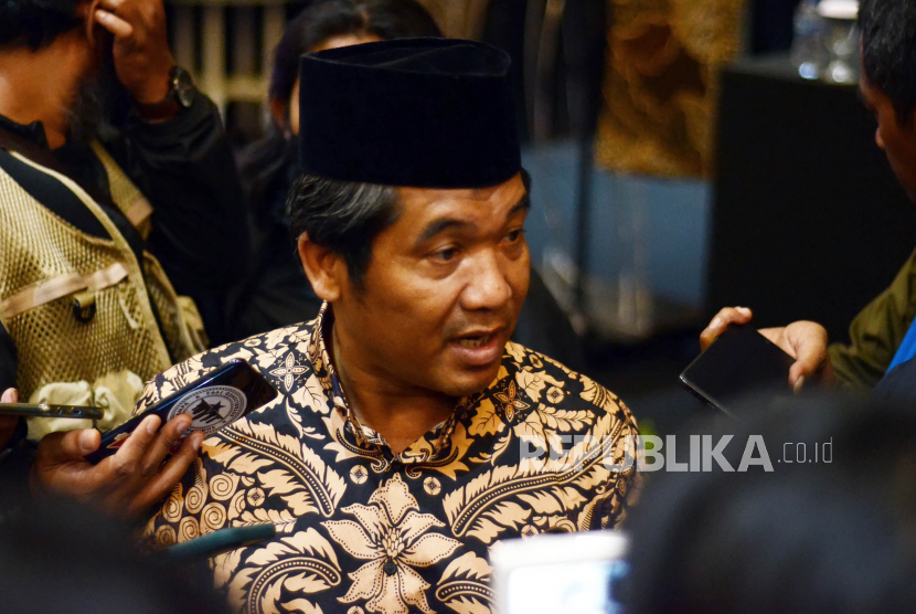 Direktur Lingkaran Madani (Lima) Ray Rangkuti saat menjadi narasumber diskusi yang digelar Bawaslu Jawa Barat di Hotel Papandayan, Kota Bandung, Selasa (18/10). 