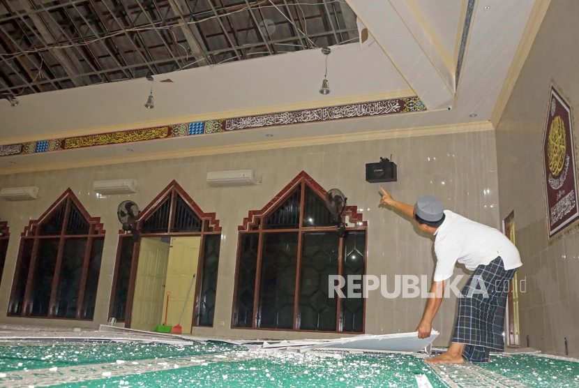 Petugas membersihkan puing-puing plafon sebelum dilaksanakan sholat subuh di Masjid Nurul Amin, Dok V Yapis Jayapura, Papua, Kamis (9/2/2023). BMKG wilayah V Jayapura mendata sejak Senin (2/1/2023) hingga Kamis (9/2/2023) telah terjadi gempa bumi di wilayah sekitar Kota Jayapura sebanyak 1.042 kali dan 116 diantaranya dapat dirasakan masyarakat. 