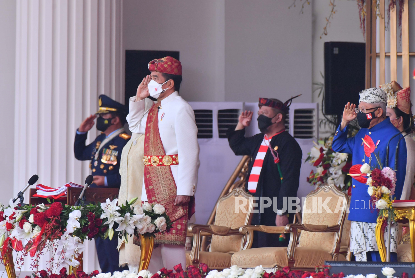 Foto selebaran yang disediakan oleh istana kepresidenan Indonesia menunjukkan, Presiden Joko Widodo mengenakan pakaian tradisional memberi hormat selama upacara pengibaran bendera untuk menandai Hari Kemerdekaan ke-76 di Istana Merdeka di Jakarta, Indonesia, 17 Agustus 2021.