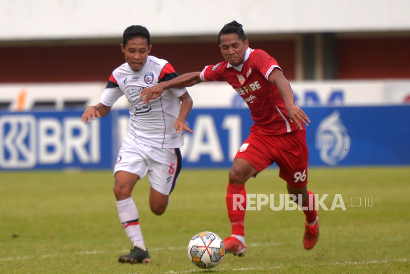Duel antara gelandang kanan Persis Solo, Abduh Lestaluhu dengan gelandang tengah Arema FC Evan Dimas pada pertandingan lanjutan BRI Liga 1 di Stadion Maguwoharjo, Sleman Yogyakarta, Rabu (15/3/2023).