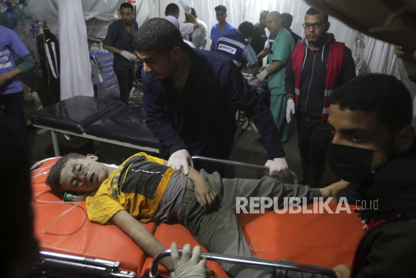 Seorang pemuda Palestina yang terluka parah akibat pemboman Israel di Jalur Gaza dibawa ke Rumah Sakit Kuwait di kamp pengungsi Rafah, Jalur Gaza selatan, Jumat malam, 19 April 2024.