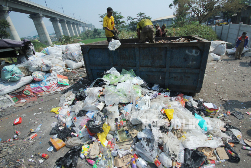 Petugas kebersihan memilah sampah saat kunjungan Plh Wali Kota Bandung Ema Sumarna ke tempat pengolahan sampah dan limbah yang dikelola warga di Cigondewah, Kota Bandung, Selasa (15/8/2023). 