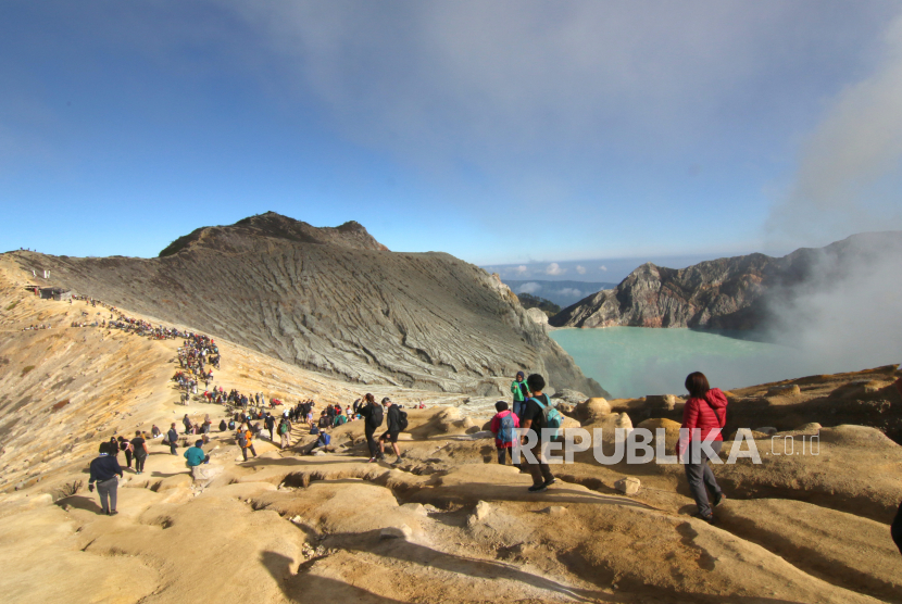 Pengunjung melihat kawah dari kaldera Gunung Ijen di Banyuwangi, Jawa Timur. Pemkab Banyuwangi mencatat kunjungan wisatawan naik 100 persen selama libur Natal.