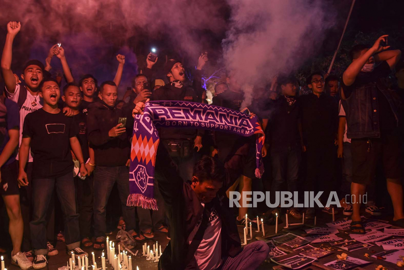 Aliansi Bobotoh Tasikmalaya mengikuti acara renungan malam di Taman Kota Tasikmalaya, Jawa Barat, Selasa (4/10/2022).  Aksi tersebut merupakan bentuk  kepedulian dan belasungkawa kepada para korban tragedi di Stadion Kanjuruhan dan menuntut kepada pihak berwenang  agar mengusut tuntas tragedi kemanusiaan yang menewaskan ratusan korban jiwa. 