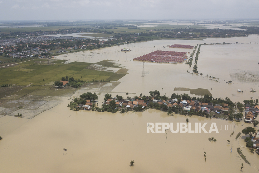 Foto udara banjir menggenangi area persawahan dan pemukiman warga di Kedungwaringin, Kabupaten Bekasi, Jawa Barat. Mentan Syahrul Yasin Limpo minta pemulihan sawah terendam banjir di Bekasi dipercepat.