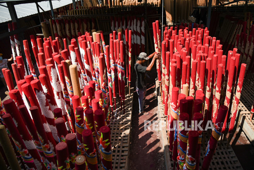 Pekerja menyusun batang hio yang berbahan serbuk kayu jelang tahun baru Imlek. ilustrasi