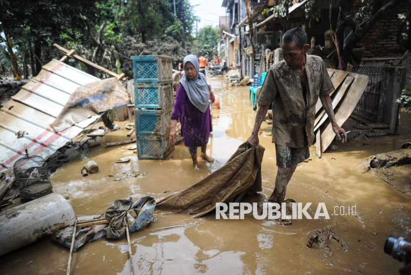 Warga membersihkan lumpur sisa banjir di Perumahan Pondok Gede Permai, Bekasi, Jawa Barat, Rabu (5/3/2025).