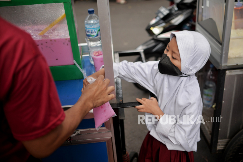 Anak membeli jajanan minuman manis di Jakarta, Selasa (28/2/2023). Menurut Ikatan Dokter Anak Indonesia (IDAI), terdapat 1.645 anak di Indonesia yang menderita diabetes pada Januari 2023 atau meningkat 70 kali lipat sejak tahun 2010. Salah satu faktor pemicu itu adalah karena  jajanan manis yang sering dikonsumsi anak. Perlunya pendampingan dan pengawasan  orang tua terhadap anak untuk menjaga pola makan yang sehat dengan pembatasan konsumsi gula.