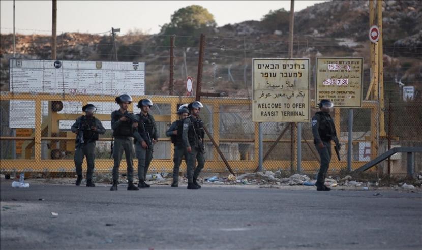 Sekitar 100 mantan tentara Israel yang ditempatkan di Tepi Barat menuntut Menteri Pertahanan dan Menteri Keamanan Dalam Negeri Israel untuk menghentikan kekerasan oleh pemukim Yahudi terhadap warga Palestina.