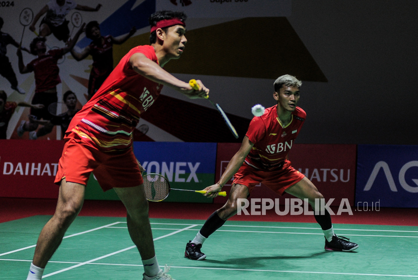 Pebulu tangkis ganda putra Indonesia Muhammad Shohibul Fikri (kanan) dan Bagas Maulana lolos ke final Swiss Open.