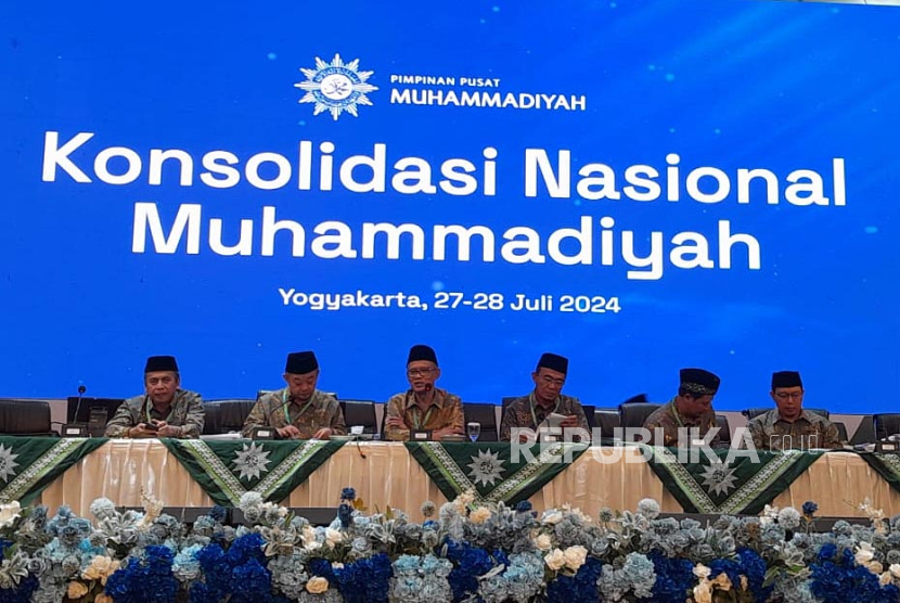 Ketum PP Muhammadiyah Haedar Nashir (tengah), Sekum PP Muhammadiyah Abdul Mu