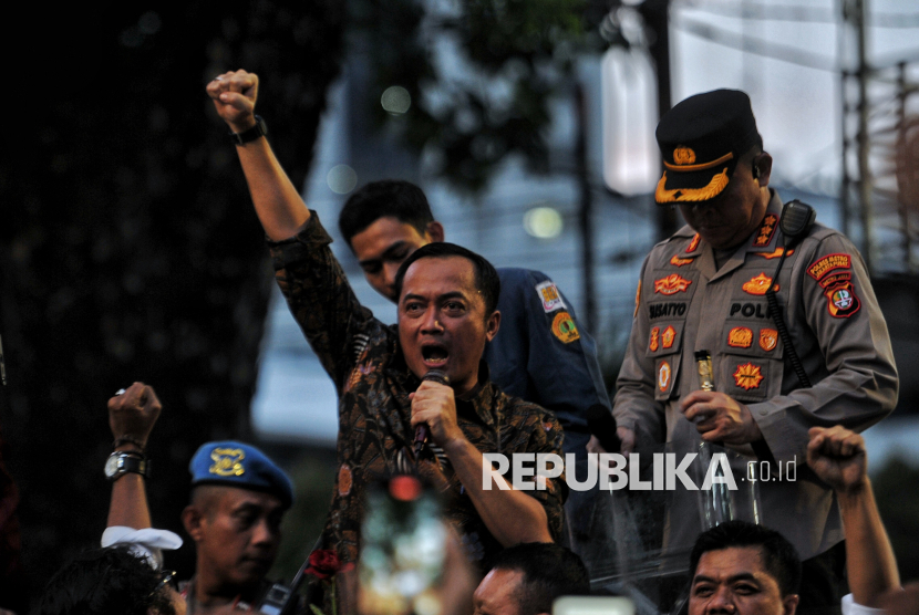 Menteri Sekretaris Negara Prasetyo Hadi berdialog dengan massa aksi saat aksi bertajuk Indonesia Gelap di Patung Kuda Arjuna Wijaya, Jakarta, Kamis (20/2/2025). Dalam aksinya mereka menuntut pemerintah untuk mengkaji ulang Intruksi Presiden (Inpres) Nomor 1 Tahun 2025 terkait efisiensi belanja dalam pelaksanaan APBN dan APBD lantaran dinilai tidak efektif dan akan mengganggu kerja di sektor lainnya terutama sektor pendidikan dan kesehatan. Selain itu, massa aksi juga menuntut pemerintah untuk segera mengesahkan RUU Perampasan Aset, menolak Revisi Undang-Undang Minerba dan menghapus fungsi Dwifungsi ABRI.