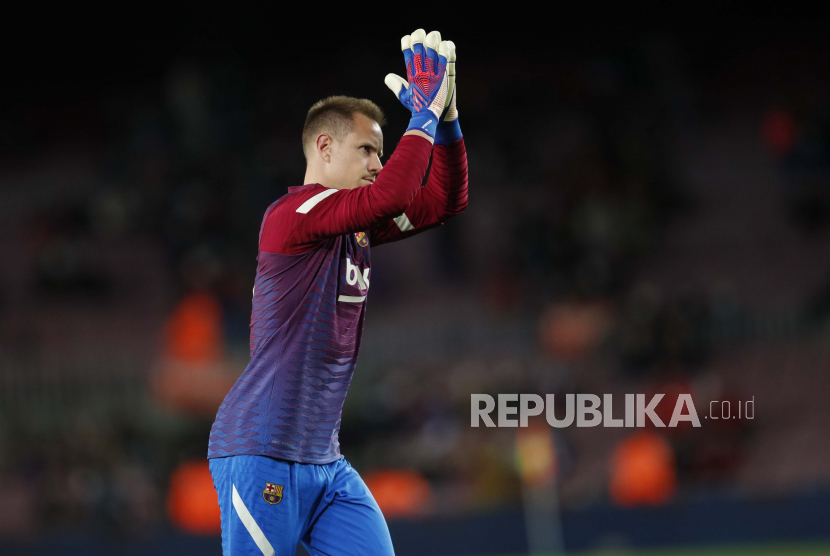 Penjaga gawang FC Barcelona Marc-Andre ter Stegen melakukan pemanasan jelang pertandingan sepak bola LaLiga Spanyol antara FC Barcelona dan Athletic Bilbao yang diadakan di stadion Camp Nou di Barcelona, ??Spanyol, 27 Februari 2022.