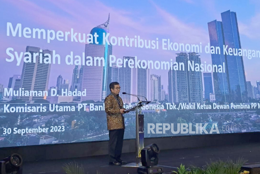 Dewan Pembina PP MES Muliaman D Hadad memberikan sambutan dalam acara Sharia Economic Leaders Forum (SELF) di Plaza Mandiri, Jakarta, Sabtu (30/9/2023). 