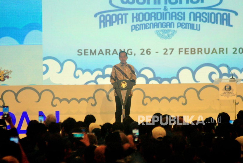 Presiden Jokowi memeberikan sambutan di acara Rakernas Partai Amanat Nasional (PAN) yang dilaksanakan di Ballroom Padma Hotel Semarang, Kota Semarang, Jawa Tengah, Ahad (26/2/2023).