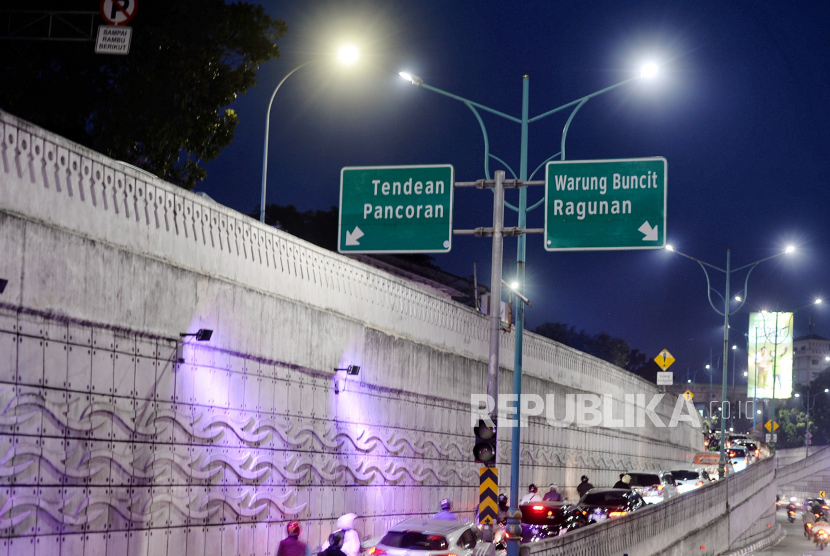 Papan petunjuk jalan bertuliskan Warung Buncit terpasang di kawasan Tendean, Jakarta. DKI kini mengubah nama Jalan Warung Buncit menjadi Jalan Hj Tutty Alawiyah. 