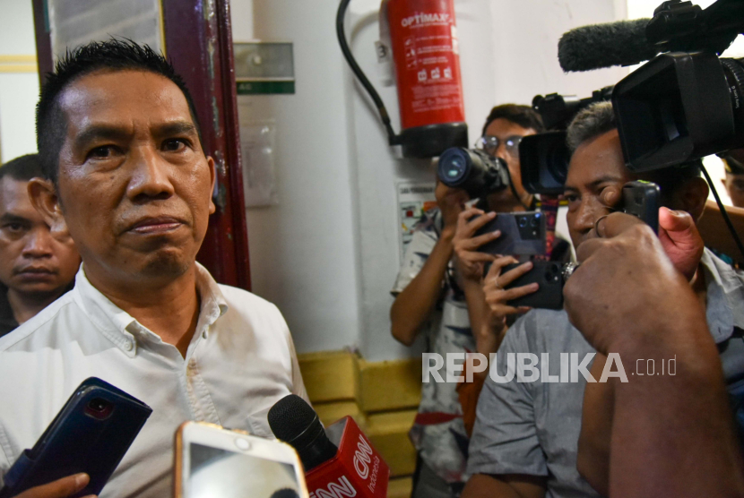Terdakwa kasus pembiaran penganiayaan dan kasus BBM solar ilegal Achiruddin Hasibuan memberikan keterangan kepada wartawan usai  menjalani sidang tuntutan di Pengadilan Negeri Medan, Sumatera Utara, Senin (18/9/2023). Jaksa Penuntut Umum (JPU) Kejaksaan Tinggi Sumatera Utara menuntut Achiruddin Hasibuan dengan pidana kurungan penjara selama 21 bulan serta membayar ganti rugi kepada korban (restitusi) sebesar Rp52 juta atas kasus pembiaran penganiayaan yang dilakukan anaknya Aditya Hasibuan terhadap Ken Admiral dan pidana kurungan penjara selama enam tahun dan denda sebesar Rp 50 juta subsider kurungan tiga bulan penjara karena dinilai bersalah terlibat dalam kasus BBM solar ilegal. 
