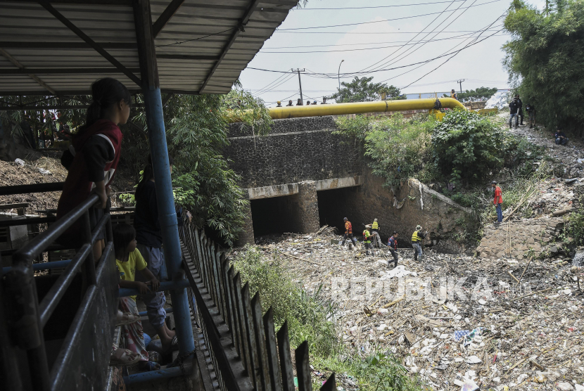 100 Ton Sampah Diangkut dari Kali Jambe Bekasi