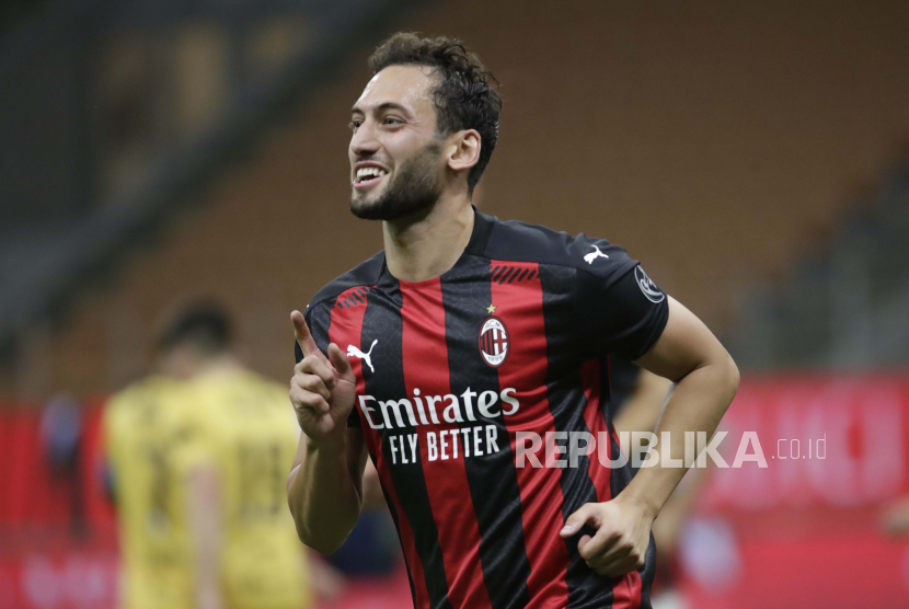 Gelandang AC Milan Hakan Calhanoglu saat merayakan golnya.
