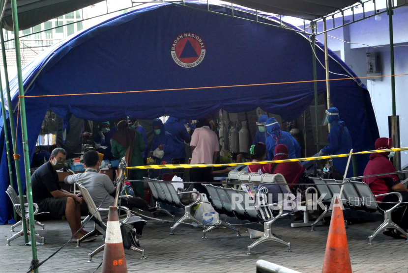 Pasien Covid-19 menjalani perawatan di tenda darurat khusus Covid-19 Rumah Sakit Umum Pusat (RSUP) Dr Sardjito, Yogyakarta, Ahad (4/7). Posko Dukungan Operasi Satgas COVID-19 BPBD DIY mengonfirmasi sebanyak 63 pasien di RSUP Dr Sardjito Yogyakarta meninggal dunia dalam sehari semalam pada Sabtu (3/7) hingga Ahad (4/7) pagi akibat menipisnya stok oksigen.