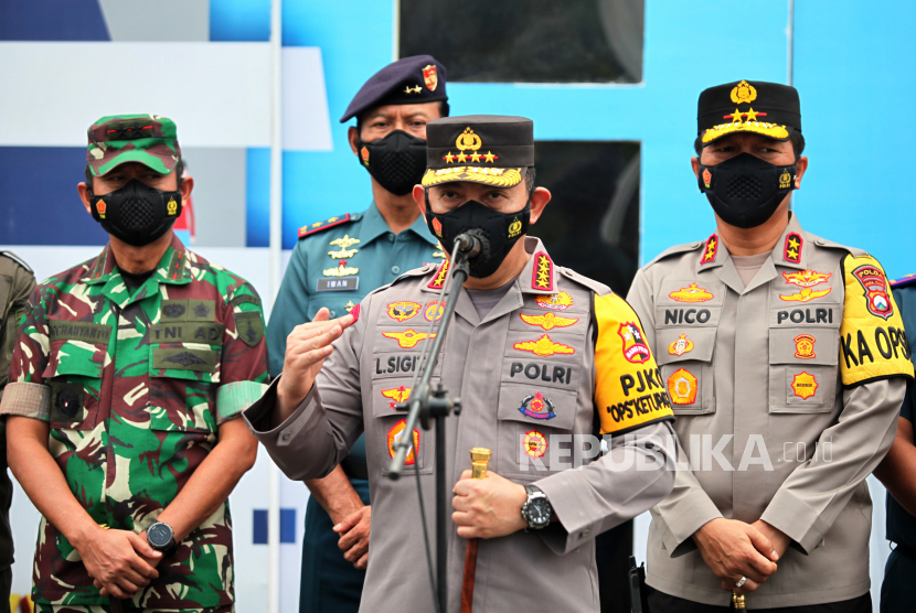 Kapolri Jenderal Listyo Sigit Prabowo (kedua kanan).