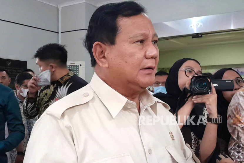 Menhan, Prabowo Subianto usai menjenguk Cak Nun di RSUP Dr Sardjito, Kabupaten Sleman, DIY, Jumat (14/7/2023).