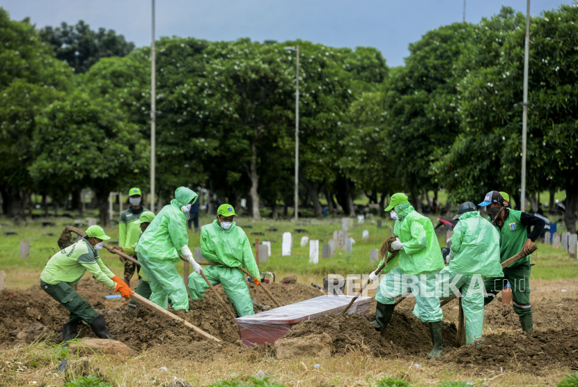 Prosesi pemakaman jenazah Covid-19 di Tempat Pemakaman Umum (TPU) Tegal Alur, Kalideres, Jakarta Barat (ilustrasi).