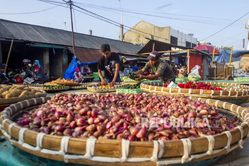 Pedagang menata sayur mayur di pasar Karawang, ilustrasi. Pemerintah Kabupaten Karawang, Jawa Barat, kembali gagal merelokasi para pedagang Rengasdengklok ke pasar yang baru dibangun dengan nilai investasi sekitar Rp 116 miliar. 