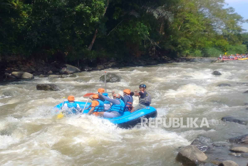 Survei jalur arung jeram di aliran Sungai Ciwulan, Kecamatan Kawalu, Kota Tasikmalaya, Jawa Barat, Rabu (15/3/2023), untuk persiapan agenda Tasik Baseuh 2023.