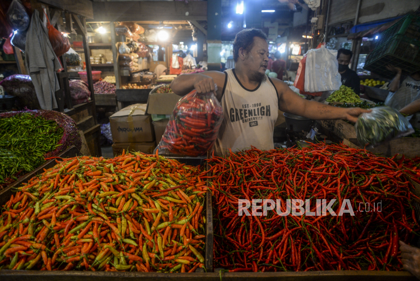 Pedagang cabai melayani pembeli di Pasar Senen, Jakarta Pusat, Jumat (1/7/2022). Menjelang Ramadhan, biasanya harga sembako mengalami kenaikan.