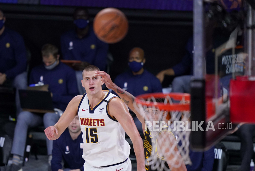 Nikola Jokic (15) Denver Nuggets menembak di depan JaVale McGee dari Los Angeles Lakers (7) selama paruh pertama pertandingan final playoff basket konferensi NBA Minggu, 20 September 2020, di Lake Buena Vista, Florida.
