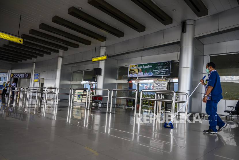 Pekerja membersihkan ruang terminal kedatangan di Bandara Mutiara Sis Aljufri, Palu, Sulawesi Tengah, Senin (1/6/2020).