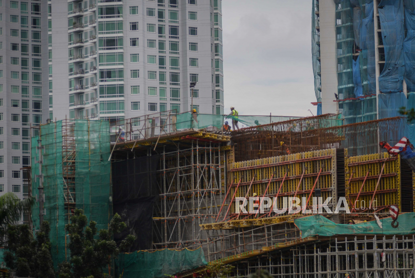 Pekerja menyelesaikan proyek pembangunan Stasiun light rail transit (LRT) dan long span ruas Kuningan-Dukuh Atas di kawasan Dukuh Atas, Jakarta, Kamis (16/7). Pembangunan stasiun tersebut nantinya akan terkoneksi dengan kawasan transit oriented development (TOD) yang dapat menggabungkan moda transportasi MRT Ratangga, kereta commuter line, kereta bandara, dan bus Transjakarta.