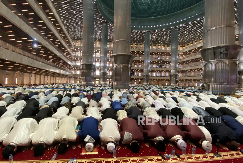 Umat muslim melaksanakan sholat Idul Fitri di Masjid Istiqlal, Jakarta, Rabu (10/4/2024). Presiden Joko Widodo bersama Wakil Presiden Maruf Amin melaksanakan sholat Idul Fitri di Masjid Istiqlal bersama ribuan umat muslim. Bertindak selaku imam sholat adalah Ahmad Husni Ismail, sedangkan khotib yakni Abd Ala Basyir.