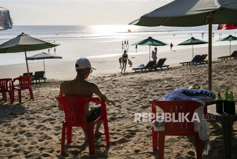  Wisman duduk di pantai Kuta, Bali, Senin (22/5/2023). Dinas Pariwisata Bali mencatat kunjungan wisman ke Bali pada triwulan I 2023 mencapai 1,4 juta orang. Pemprov Bali optimistis target 4,5 juta kunjungan wisman pada 2023 akan tercapai.