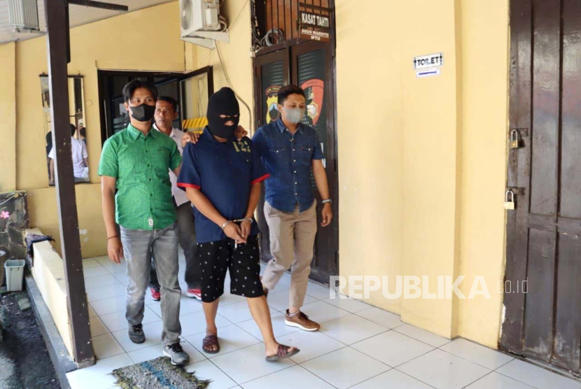 Jajaran Polres Sragen, Jawa Tengah, menggiring pelaku pelecehan terhadap penyanyi campursari.