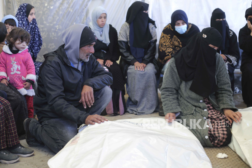 Warga Palestina berduka atas kerabat mereka yang tewas dalam pemboman Israel di Jalur Gaza di kamar mayat Rumah Sakit Gaza Eropa di Khan Younis, Selasa, (16/1/2024).