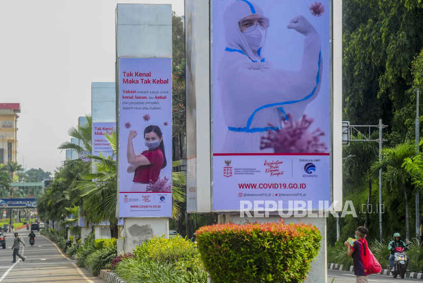 Kendaraan melintas di dekat tiang pancang monorel di kawasan Senayan, Jakarta, Selasa (3/11). Tiang pancang proyek monorel yang terbengkalai itu dimanfaatkan sebagai billboard untuk menyosialisasikan vaksin Corona. Republika/Putra M. Akbar