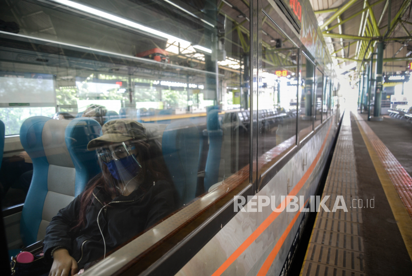 Penumpang menaiki Kereta Api Turangga tujuan Surabaya. (Ilustrasi)