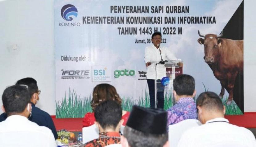 Menkominfo Johnny dalam Penyerahan Hewan Kurban Keluarga Besar Kementerian Kominfo dan Mitra Kerja, di pelataran Masjid At-Taqwa Kementerian Kominfo, Jakarta Pusat. (Kominfo)